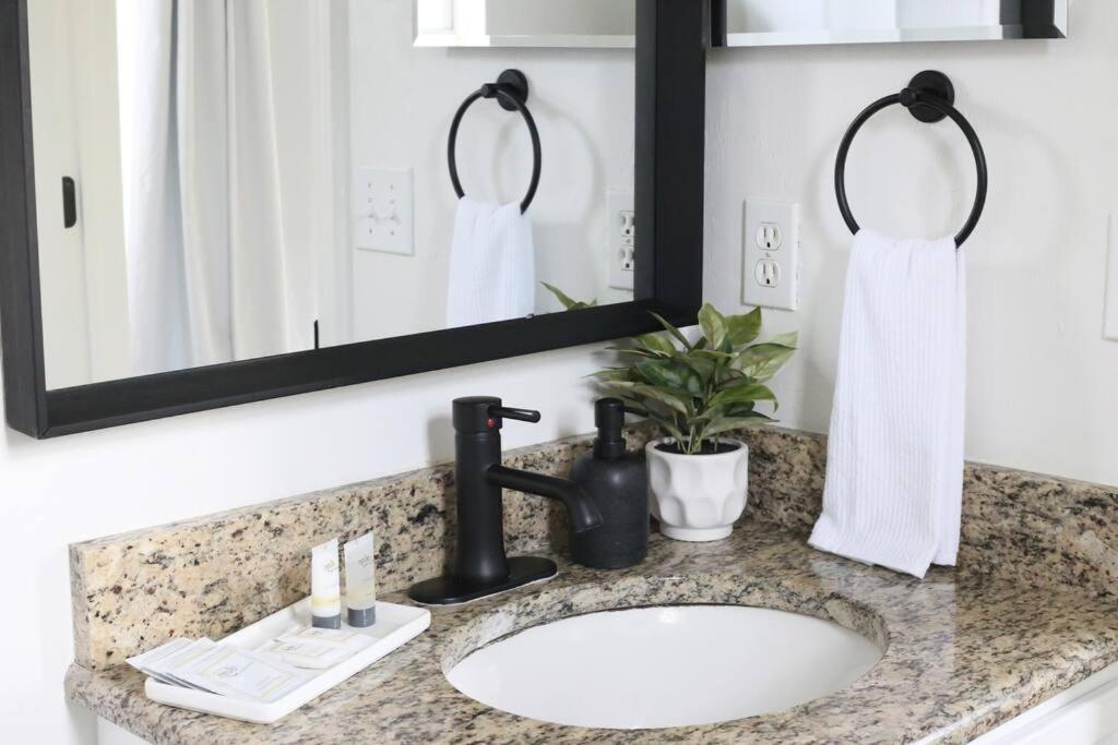 Sanctuary Gainesville Bright 2 Bedroom King Condo Exterior photo